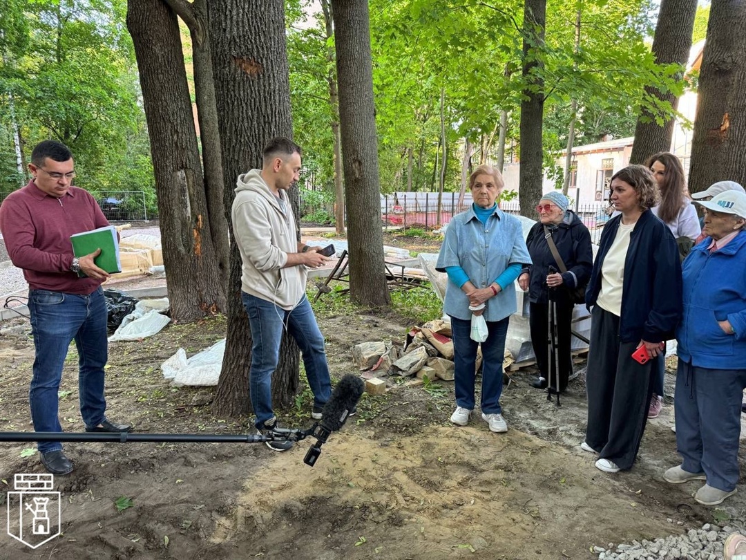 10.06.2024 глава администрации нашего муниципалитета Сергей Сергеевич  Кузьмин дал интервью телеканалу НТВ, в котором рассказал об основных этапах  работ по благоустройству сквера местного значения, расположенного по  адресу: проспект Тореза, дом 38, корпус